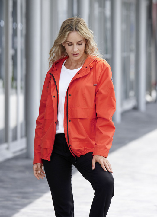 Kurz - Funktionsjacke mit fester Kapuze, in Größe 034 bis 052, in Farbe CHILIROT Ansicht 3