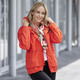 Kurz - Funktionsjacke mit fester Kapuze – Farbe CHILIROT – Ansicht 2 Kurz - Funktionsjacke mit fester Kapuze, in Größe 034 bis 052, in Farbe CHILIROT – Farbe CHILIROT – Ansicht 2