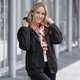 Kurz - Funktionsjacke mit fester Kapuze – Farbe SCHWARZ – Ansicht 1 Kurz - Funktionsjacke mit fester Kapuze, in Größe 034 bis 052, in Farbe CHILIROT – Farbe SCHWARZ – Ansicht 1