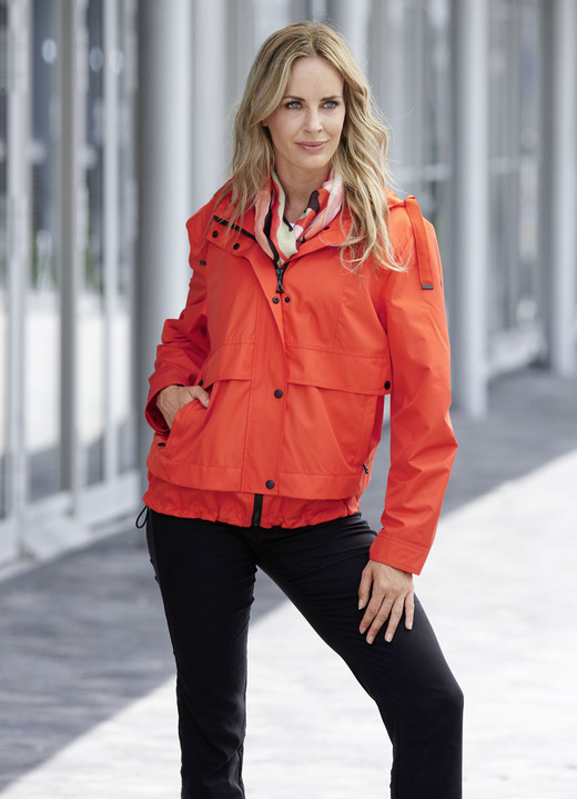 Damenmode - Funktionsjacke mit fester Kapuze Damenmode - Funktionsjacke mit fester Kapuze, in Größe 034 bis 052, in Farbe CHILIROT