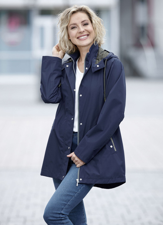Kurz - Funktionsjacke mit kleinem Regenschild an der abnehmbaren Kapuze Ansicht 3 Kurz - Funktionsjacke mit kleinem Regenschild an der abnehmbaren Kapuze, in Größe 038 bis 054, in Farbe NAVY Ansicht 3