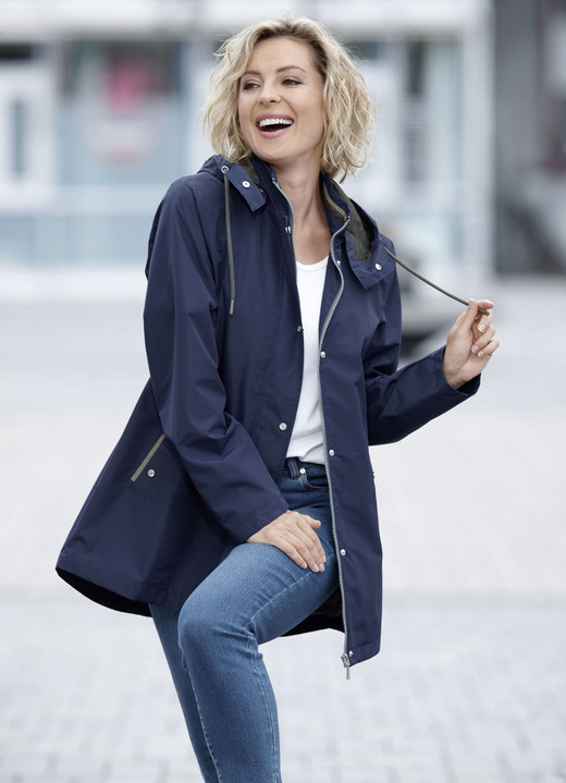 Kurz - Funktionsjacke mit kleinem Regenschild an der abnehmbaren Kapuze, in Größe 038 bis 054, in Farbe NAVY Ansicht 4