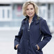 Kurz - Funktionsjacke mit kleinem Regenschild an der abnehmbaren Kapuze – Farbe NAVY – Ansicht 1 Kurz - Funktionsjacke mit kleinem Regenschild an der abnehmbaren Kapuze, in Größe 038 bis 054, in Farbe NAVY – Farbe NAVY – Ansicht 1