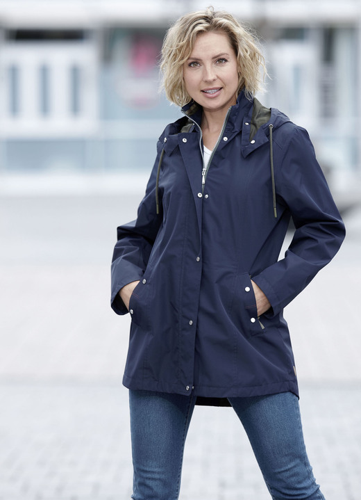 Damenmode - Funktionsjacke mit kleinem Regenschild an der abnehmbaren Kapuze Damenmode - Funktionsjacke mit kleinem Regenschild an der abnehmbaren Kapuze, in Größe 038 bis 054, in Farbe NAVY