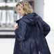 Kurz - Funktionsjacke mit kleinem Regenschild an der abnehmbaren Kapuze – Farbe NAVY – Ansicht 2 Kurz - Funktionsjacke mit kleinem Regenschild an der abnehmbaren Kapuze, in Größe 038 bis 054, in Farbe MAIGRÜN – Farbe NAVY – Ansicht 2