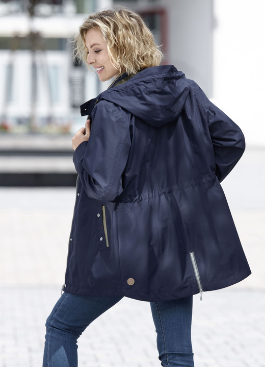 Kurz - Funktionsjacke mit kleinem Regenschild an der abnehmbaren Kapuze Ansicht 2 Kurz - Funktionsjacke mit kleinem Regenschild an der abnehmbaren Kapuze, in Größe 038 bis 054, in Farbe NAVY Ansicht 2
