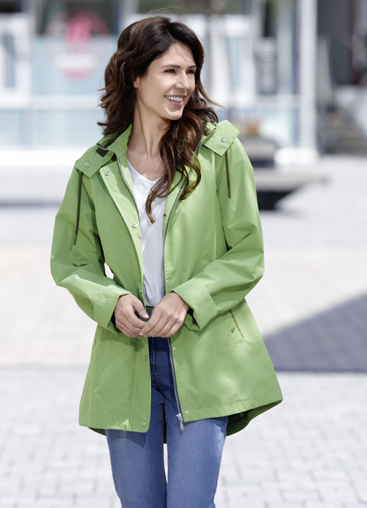 Kurz - Funktionsjacke mit kleinem Regenschild an der abnehmbaren Kapuze Ansicht 2 Kurz - Funktionsjacke mit kleinem Regenschild an der abnehmbaren Kapuze, in Größe 038 bis 054, in Farbe MAIGRÜN Ansicht 2