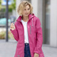 Kurz - Funktionsjacke mit abnehmbarer Kapuze – Farbe PINK – Ansicht 1 Kurz - Funktionsjacke mit abnehmbarer Kapuze, in Größe 036 bis 052, in Farbe GRAU – Farbe PINK – Ansicht 1