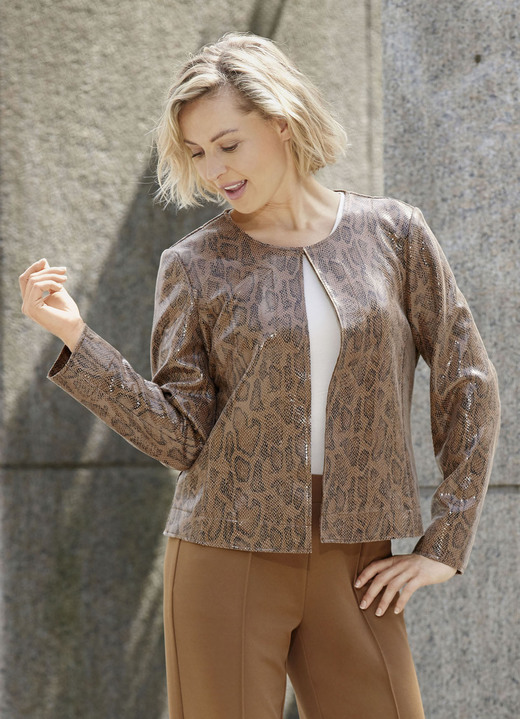 Lederimitatjacken - Kurzjacke mit trendstarkem Reptildessin, in Größe 034 bis 052, in Farbe COGNAC-BRAUN Ansicht 1