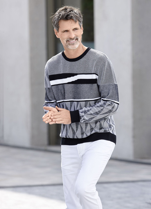 Gemustert - Gemusterter Rundhalspullover in 2 Farben, in Größe 046 bis 062, in Farbe MARINE-BLAU Ansicht 5