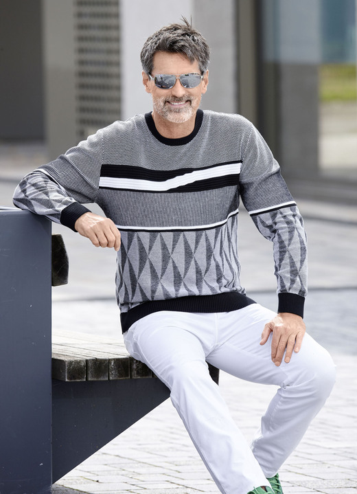 Gemustert - Gemusterter Rundhalspullover in 2 Farben, in Größe 046 bis 062, in Farbe MARINE-BLAU Ansicht 4