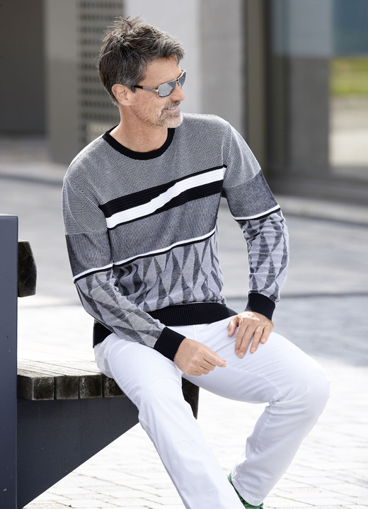 Gemustert - Gemusterter Rundhalspullover in 2 Farben, in Größe 046 bis 062, in Farbe MARINE-BLAU Ansicht 3