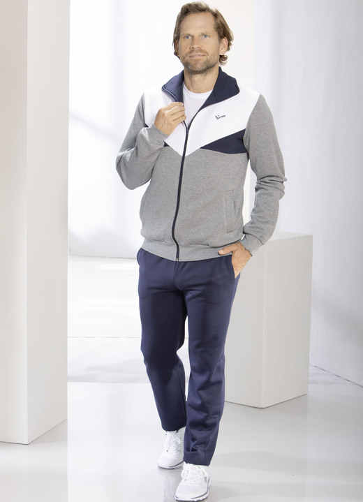 Freizeitanzüge - Freizeitanzug mit Seitentaschen, in Größe 024 bis 062, in Farbe GRAU MELIERT-MARINE-WEISS Ansicht 2