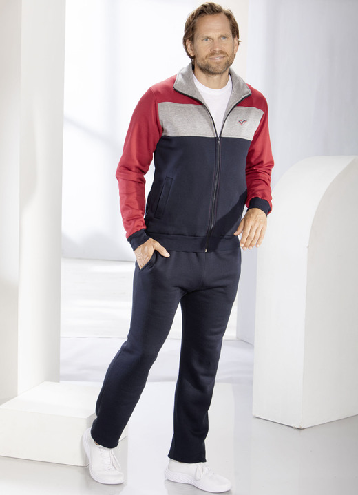 Freizeitanzüge - Freizeitanzug mit Seitentaschen, in Größe 024 bis 062, in Farbe MARINE-ROT-GRAU MELIERT Ansicht 2