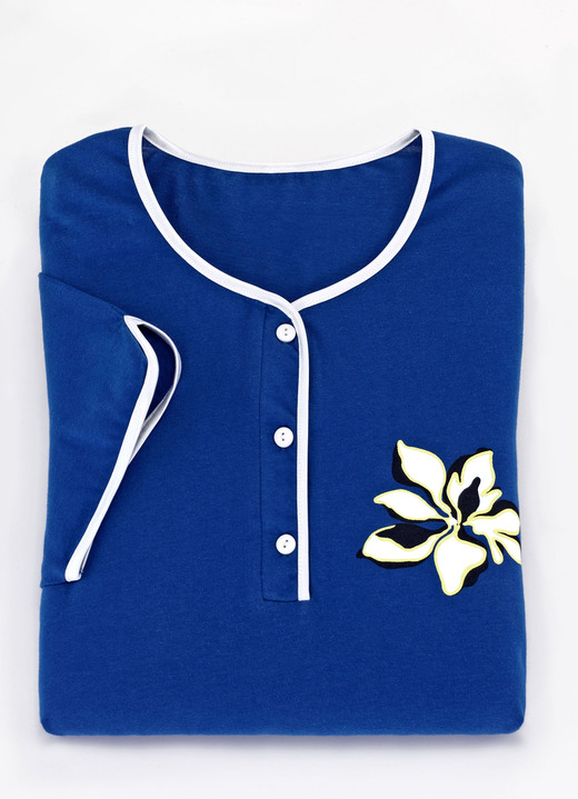 Kurzarm - Zweierpack Nachthemden, wadenlang und mit Knopfleiste  Ansicht 2 Kurzarm - Zweierpack Nachthemden, wadenlang und mit Knopfleiste , in Größe 038 bis 056, in Farbe 1X ROYALBLAU, 1X WEISS-ROYAL-BUNT Ansicht 2