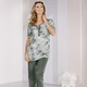 Schlafanzüge & Shortys - Laurina Schlafanzug mit kurzen Ärmeln und wadenlanger Hose  – Farbe JADE-OLIV-BUNT – Ansicht 1 Schlafanzüge & Shortys - Laurina Schlafanzug mit kurzen Ärmeln und wadenlanger Hose , in Größe 036 bis 056, in Farbe JADE-OLIV-BUNT – Farbe JADE-OLIV-BUNT – Ansicht 1