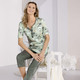 Schlafanzüge & Shortys - Laurina Schlafanzug mit kurzen Ärmeln und wadenlanger Hose  – Farbe JADE-OLIV-BUNT – Ansicht 2 Schlafanzüge & Shortys - Laurina Schlafanzug mit kurzen Ärmeln und wadenlanger Hose , in Größe 036 bis 056, in Farbe JADE-OLIV-BUNT – Farbe JADE-OLIV-BUNT – Ansicht 2
