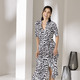 Kleider - Kleid mit individueller Weitenregulierung – Farbe SCHWARZ-WEISS – Ansicht 3 Kleider - Kleid mit individueller Weitenregulierung, in Größe 036 bis 054, in Farbe SCHWARZ-WEISS – Farbe SCHWARZ-WEISS – Ansicht 3