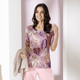 Kurzarm - Shirt mit Allover-Dessin – Farbe ROSENHOLZ-BEERE-BUNT – Ansicht 3 Kurzarm - Shirt mit Allover-Dessin, in Größe 036 bis 052, in Farbe ROSENHOLZ-BEERE-BUNT – Farbe ROSENHOLZ-BEERE-BUNT – Ansicht 3