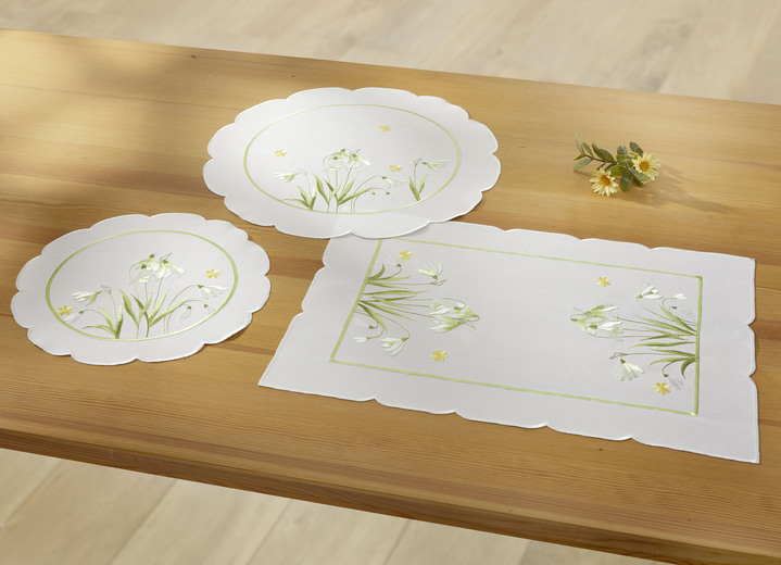 Tischdecken - Bestickte Tisch- und Raumdekoration mit Schneeglöckchen-Dessin, in Größe 101 (Deckchen, 35/ 50 cm) bis 404 (Kissenbezug, 40/ 40 cm), in Farbe SEKT-BUNT Ansicht 1