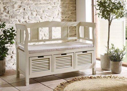 Teilmassive Sitzbank im Landhausstil