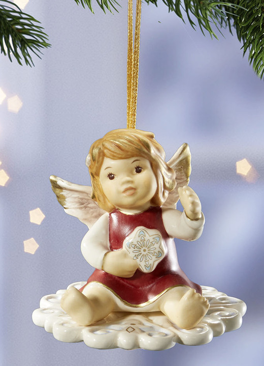 Goebel-Figuren - Goebel-Engel-Aufhänger aus Feinsteingut, in Farbe BORDEAUX, in Ausführung Engel stehend – Winterspaß Ansicht 3