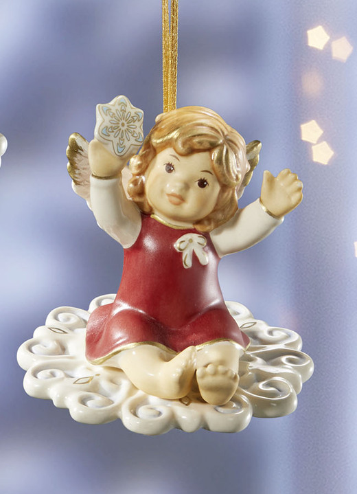 Goebel-Figuren - Goebel-Engel-Aufhänger aus Feinsteingut, in Farbe BORDEAUX, in Ausführung Engel stehend – Winterspaß Ansicht 4