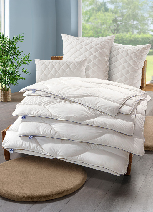 Bettwaren - Bettwarenprogramm von Irisette mit Kapok-Fasern, in Größe 103 (Decke, 135/200 cm) bis 121 (Kissen, 40/80 cm), in Farbe WEISS, in Ausführung Kissen Ansicht 4