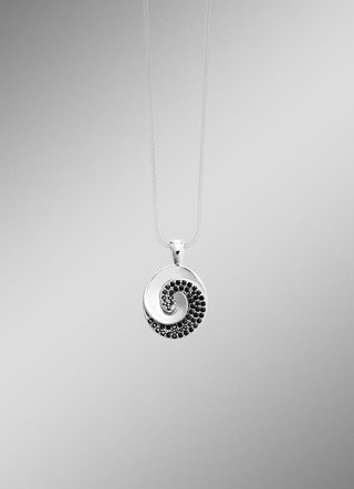 Moderner Anhänger mit Spinell