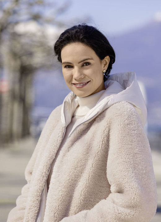 Wintermäntel - Wende-Kurzmantel im Oversized-Look, in Größe 034 bis 052, in Farbe CREME Ansicht 7