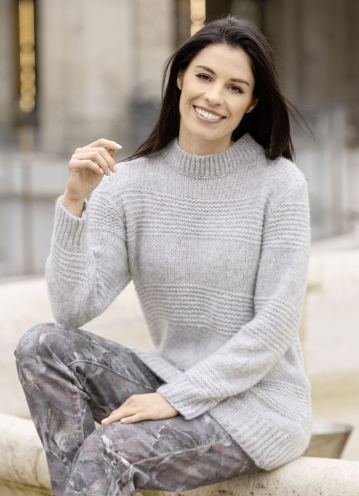 Basics - Longpullover mit zarter Paillettenzier, in Größe L(44/46) bis XXL(52/54), in Farbe HELLGRAU Ansicht 2