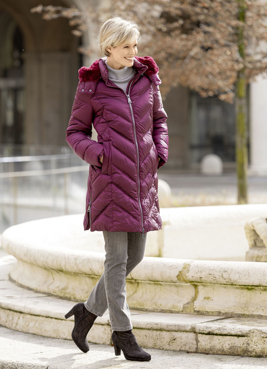 Wintermäntel - Kurzmantel mit Zickzack-Stepp, in Größe 036 bis 052, in Farbe MAGENTA Ansicht 3