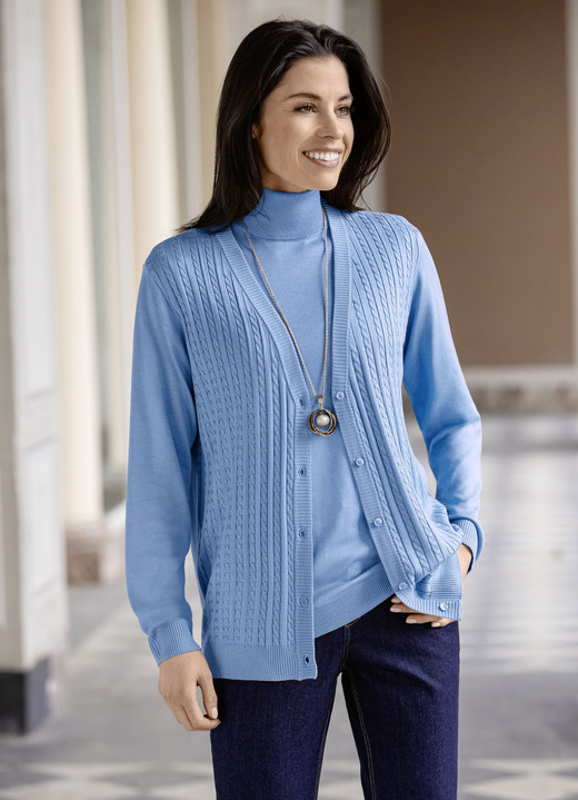 Basics - Strickjacke mit Zöpfchenstruktur Basics - Strickjacke mit Zöpfchenstruktur, in Größe 036 bis 052, in Farbe BLEU