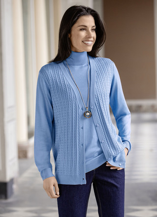 Strickjacke mit Zöpfchenstruktur