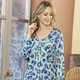 Langarm - Shirt mit rassigem Allover-Dessin in 2 Farben – Farbe AQUA-ROYALBLAU-BEIGE Langarm - Shirt mit rassigem Allover-Dessin in 2 Farben, in Größe 036 bis 052, in Farbe AQUA-ROYALBLAU-BEIGE