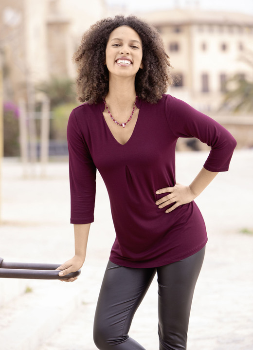 Basics - Shirt-Tunika mit V-Ausschnitt, in Größe 036 bis 054, in Farbe BORDEAUX Ansicht 2