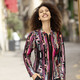 Blusen - Blusenjacke mit Eingriffstaschen – Farbe SCHWARZ-FUCHSIA-ROT-BUNT – Ansicht 1 Blusen - Blusenjacke mit Eingriffstaschen, in Größe 036 bis 052, in Farbe SCHWARZ-FUCHSIA-ROT-BUNT – Farbe SCHWARZ-FUCHSIA-ROT-BUNT – Ansicht 1