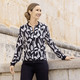 Damenmode - Blusenjacke mit schwarzen Rippenbündchen – Farbe SCHWARZ-WEISS-GRAU – Ansicht 1 Damenmode - Blusenjacke mit schwarzen Rippenbündchen, in Größe 036 bis 052, in Farbe SCHWARZ-WEISS-GRAU – Farbe SCHWARZ-WEISS-GRAU – Ansicht 1