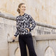 Damenmode - Blusenjacke mit schwarzen Rippenbündchen – Farbe SCHWARZ-WEISS-GRAU – Ansicht 2 Damenmode - Blusenjacke mit schwarzen Rippenbündchen, in Größe 036 bis 052, in Farbe SCHWARZ-WEISS-GRAU – Farbe SCHWARZ-WEISS-GRAU – Ansicht 2