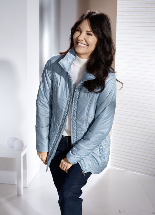 Winterjacken - Jacke mit Smokeinsätzen Winterjacken - Jacke mit Smokeinsätzen, in Größe 036 bis 052, in Farbe EISBLAU