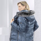 Winterjacken - Jacke mit figurfreundlicher Längssteppung seitlich – Farbe PFAUENGRÜN – Ansicht 2 Winterjacken - Jacke mit figurfreundlicher Längssteppung seitlich, in Größe 038 bis 054, in Farbe ROT – Farbe PFAUENGRÜN – Ansicht 2