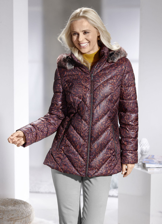 Winterjacken - Jacke mit Kunstpelz-Innenausstattung in der Kapuze, in Größe 036 bis 052, in Farbe AUBERGINE-BUNT Ansicht 1