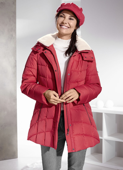 Kurz - Funktionsjacke mit abnehmbarem Kunstpelz-Besatz am Kragen Ansicht 2 Kurz - Funktionsjacke mit abnehmbarem Kunstpelz-Besatz am Kragen, in Größe 036 bis 052, in Farbe FEUERROT Ansicht 2