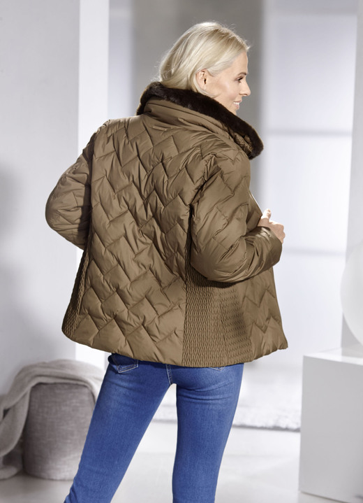 Winterjacken - Jacke mit fabelhaftem Zickzack-Stepp, in Größe 034 bis 050, in Farbe BRAUN Ansicht 3