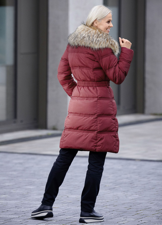 Wintermäntel - Kurzmantel mit Gürtel, in Größe 034 bis 052, in Farbe WEINROT Ansicht 3