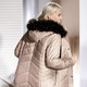 Kurz - Funktionsjacke mit abnehmbarer Kapuze – Farbe PUDER – Ansicht 2 Kurz - Funktionsjacke mit abnehmbarer Kapuze, in Größe 036 bis 052, in Farbe PUDER – Farbe PUDER – Ansicht 2
