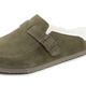 Hausschuhe - Gefütterte Herren-Clogs, mit Lammfell, in Größe 041 bis 047, in Farbe COGNAC – Farbe OLIV – Ansicht 1