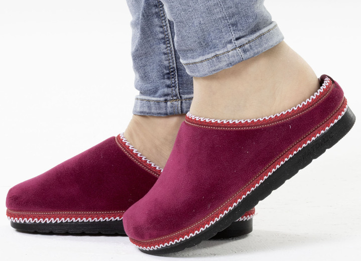 Hausschuhe - Laurina, klassische Damen-Hausschuhe, Weite G, mit gemusterter Bordüre, in Größe 036 bis 042, in Farbe BORDEAUX Ansicht 4