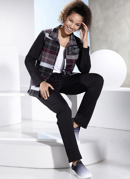 Freizeitanzüge - Freizeitanzug mit Seitentaschen, in Größe 019 bis 052, in Farbe SCHWARZ-BEERE Ansicht 2