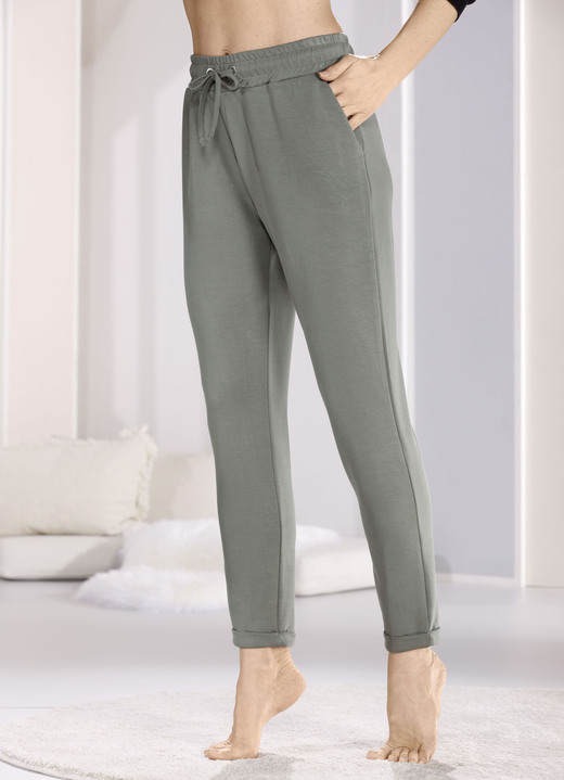 Schlafanzüge & Shortys - Schlaf-und Freizeithose mit Taschen und breitem Dehnbund, in Größe 034 bis 054, in Farbe OLIV